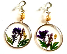 Load image into Gallery viewer, Stunning Dried Flowers In a Disc Earrings