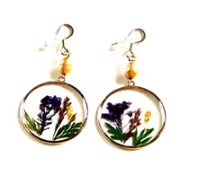 Load image into Gallery viewer, Stunning Dried Flowers In a Disc Earrings
